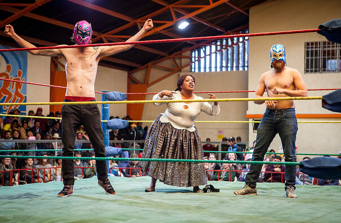 Lucha Libre.zwei spontan bis zum Ring zu helfen, die cholita Angela la Folclorista während des Kampfes wieder der Ringer namens El Prisionero, Sportzentrum La Ceja, El Alto, La Paz, Bolivien