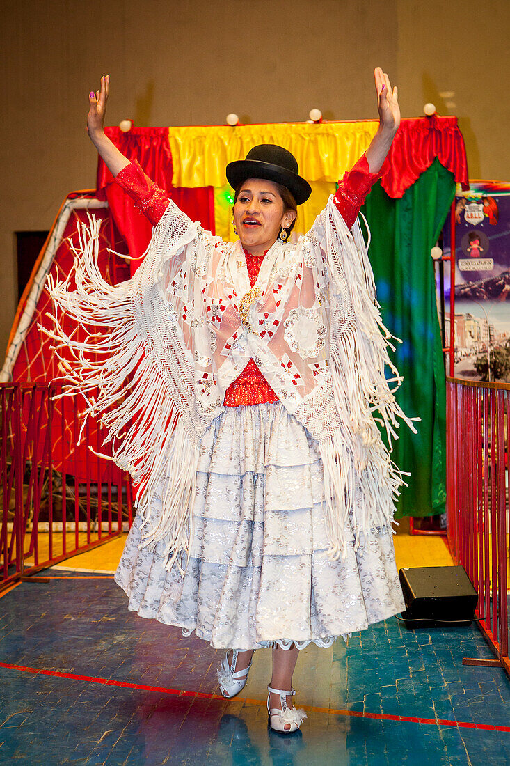 Lucha Libre. Benita la Intocable wird vor Beginn des Kampfes vom Publikum bejubelt, Cholitas Wrestlerinnen ,Sportzentrum La Ceja, El Alto, La Paz, Bolivien