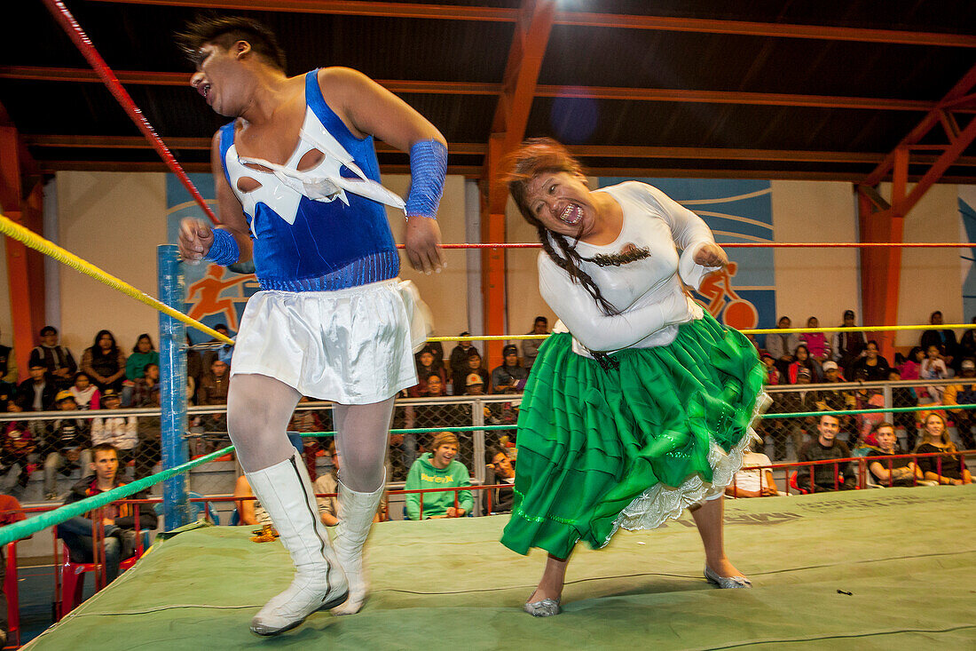 Lucha Libre. Kampf zwischen dem Transvestiten und der Cholita Angela la Folclorista, Ringerinnen ,Sportzentrum La Ceja, El Alto, La Paz, Bolivien