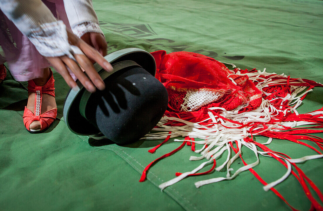 Lucha Libre.Celia la Simpatica lässt ihren Hut und Schal auf dem Boden liegen, um den Kampf zu beginnen, cholitas weibliche Ringer ,Sportzentrum La Ceja, El Alto, La Paz, Bolivien