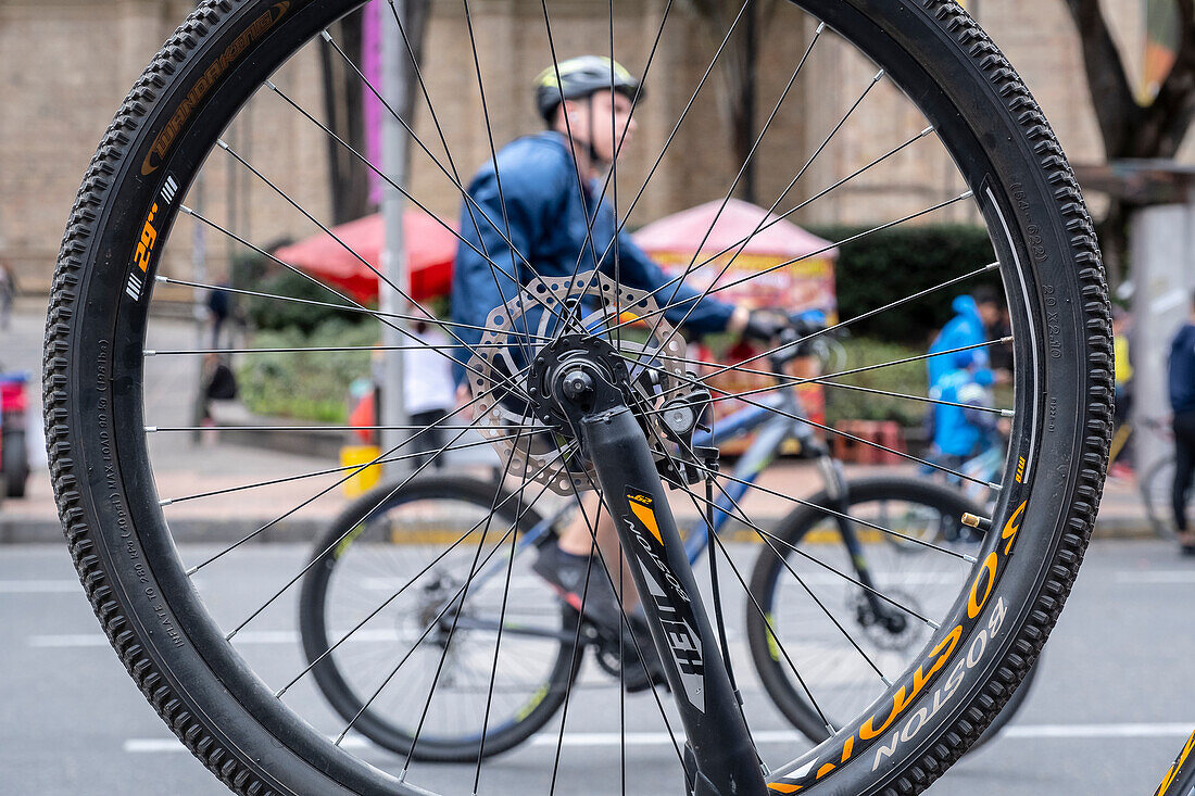 Ciclovia in der Carrera 7 oder Carrera séptima. Jeden Sonntag werden die Hauptverkehrsstraßen von 7 Uhr morgens bis 14 Uhr nachmittags für den Autoverkehr gesperrt. Nur Radfahrer und Fußgänger sind erlaubt, Bogotá, Kolumbien