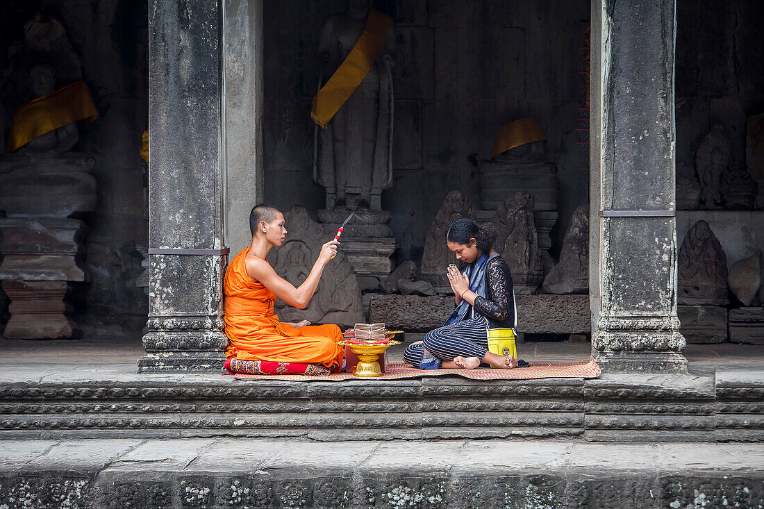 Mönch segnet eine Frau, in Angkor Wat, Siem Reap, Kambodscha
