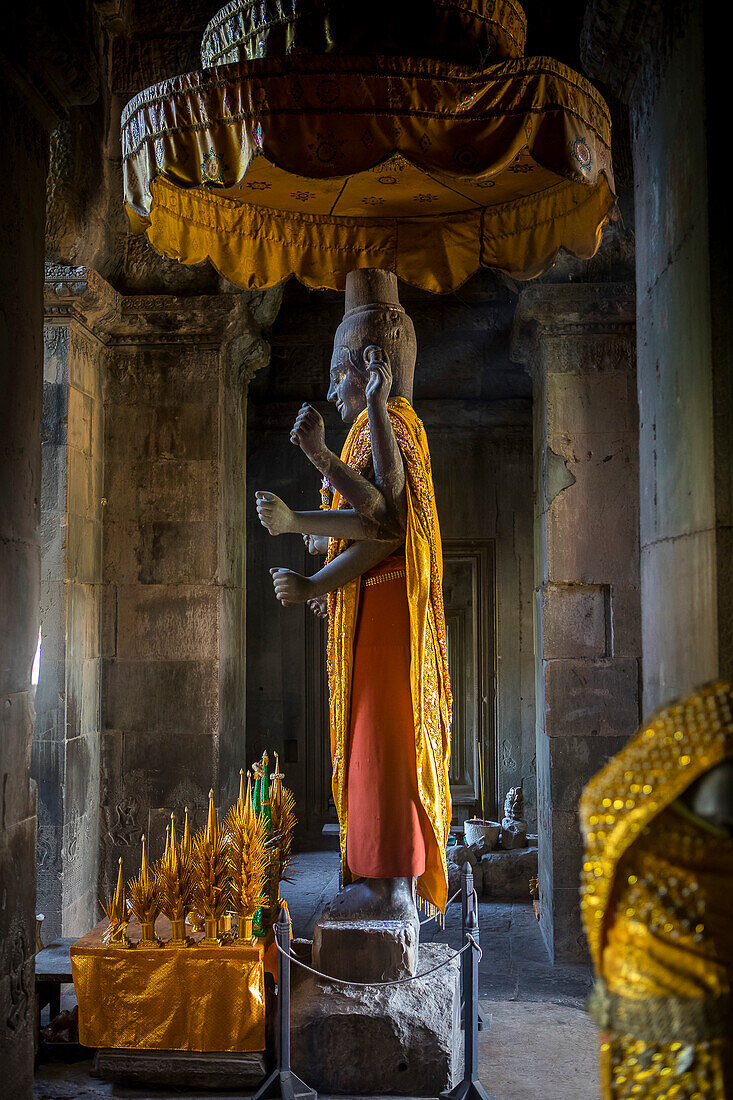 Eine Statue von Vishnu, in Angkor Wat, Siem Reap, Kambodscha