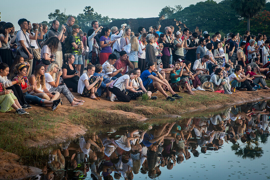 Touristen beobachten den Sonnenaufgang in Angkor Wat, Siem Reap, Kambodscha