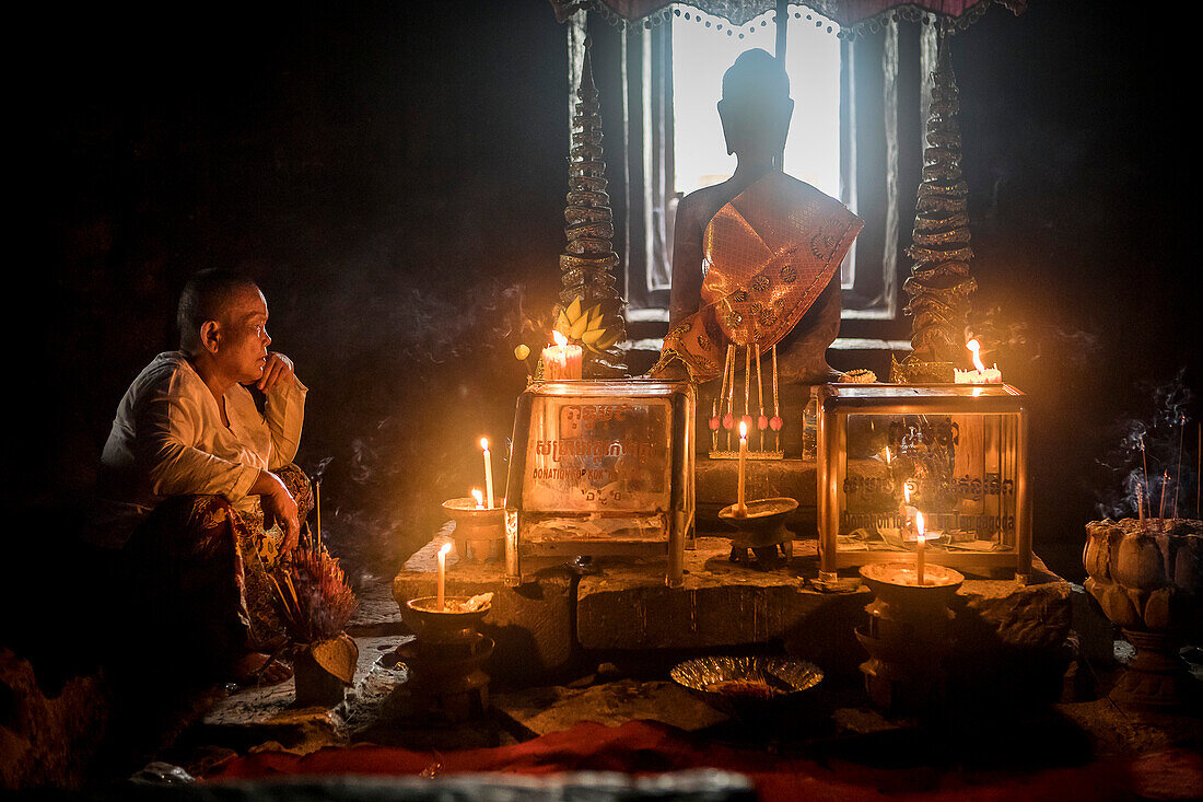 Bayon-Tempel, Frau beim Beten, Angkor Thom, Angkor, Siem Reap, Kambodscha