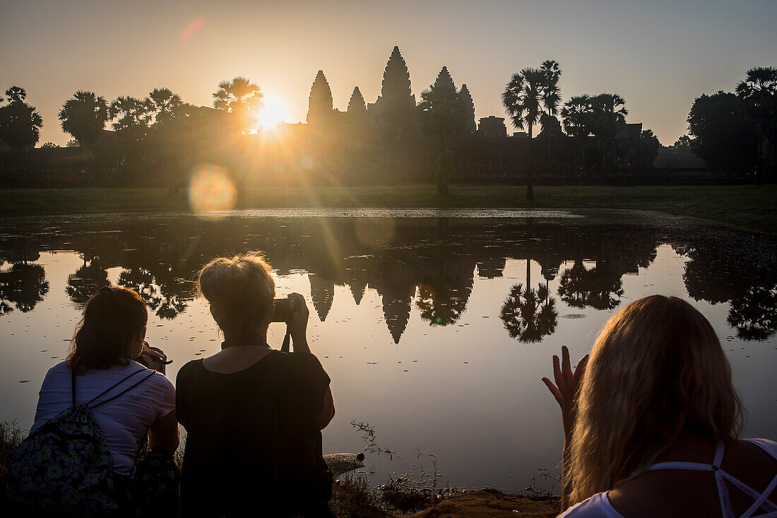 Touristen beobachten den Sonnenaufgang in Angkor Wat, Siem Reap, Kambodscha