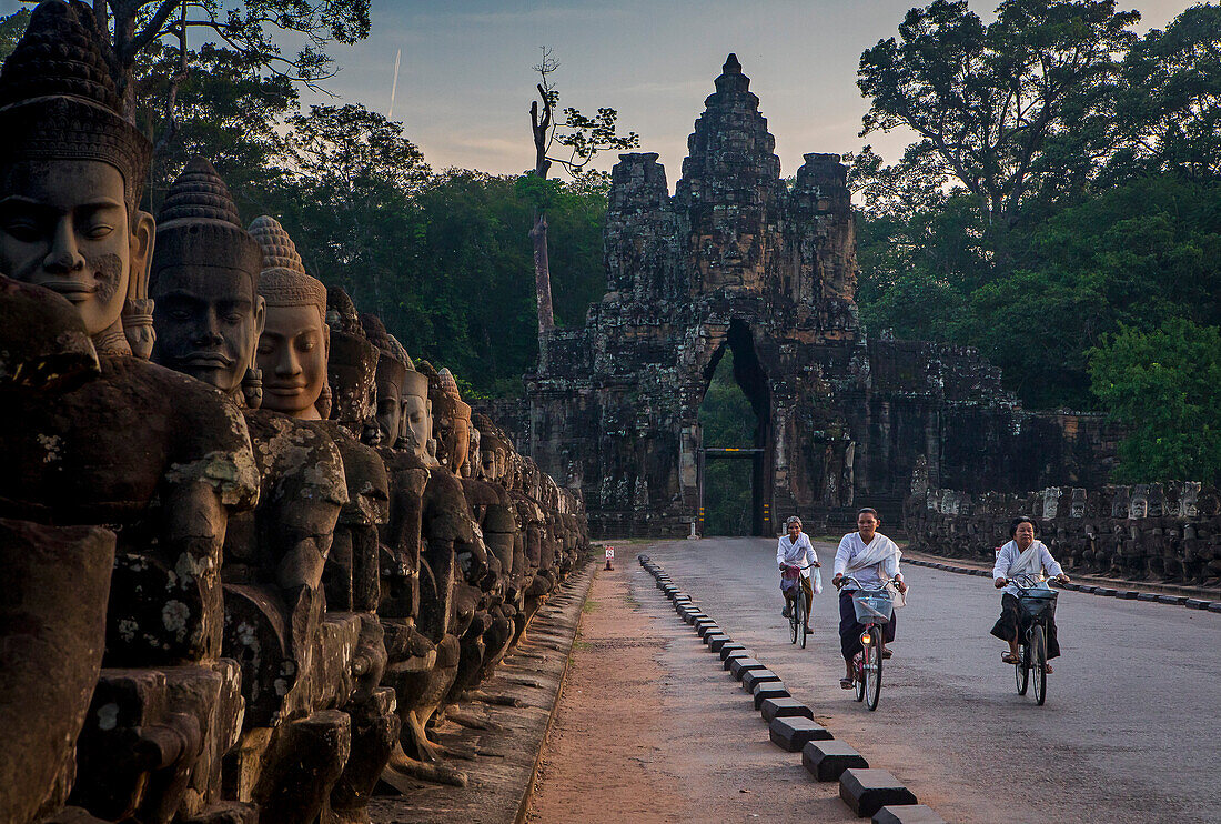 Frau, Frauen, Radfahren, Brücke und Südtor von Angkor Thom, Angkor, Siem Reap, Kambodscha
