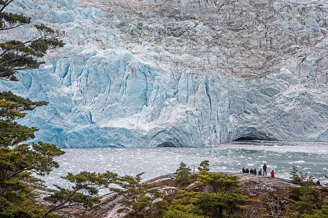 Tourists, Pía Glacier, Beagle Channel (northwest branch), PN Alberto de Agostini, Tierra del Fuego, Patagonia, Chile