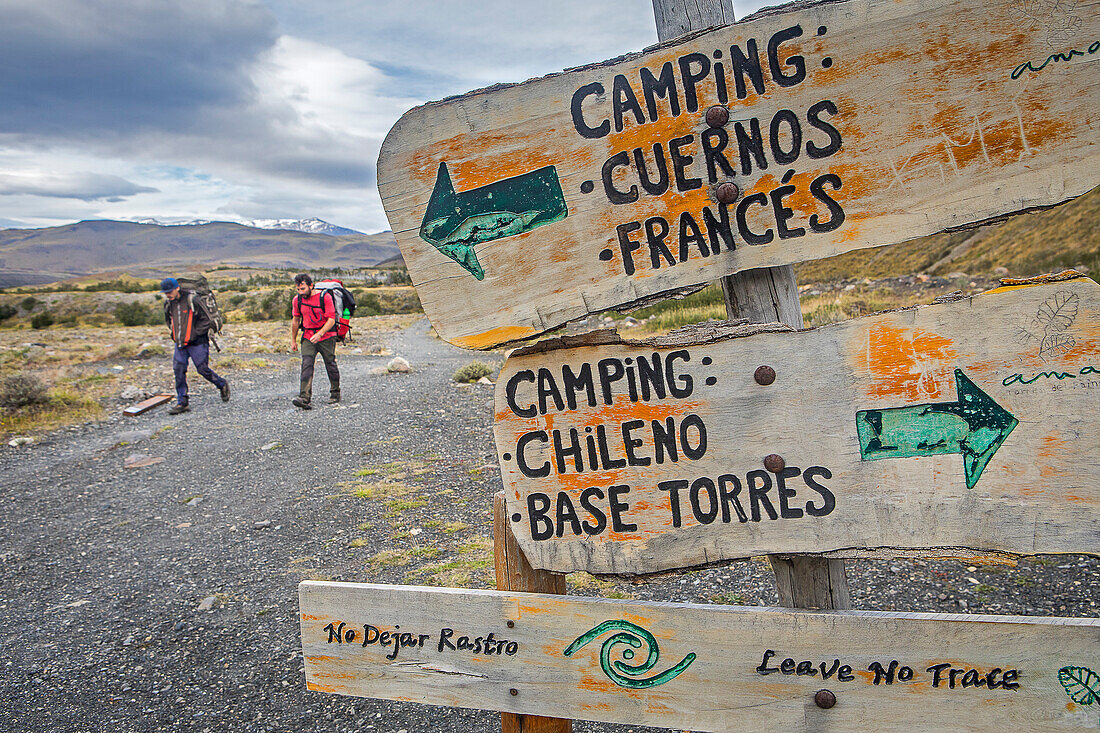 Wanderer und Signalisierung im Torres-Sektor, Torres del Paine Nationalpark, Patagonien, Chile
