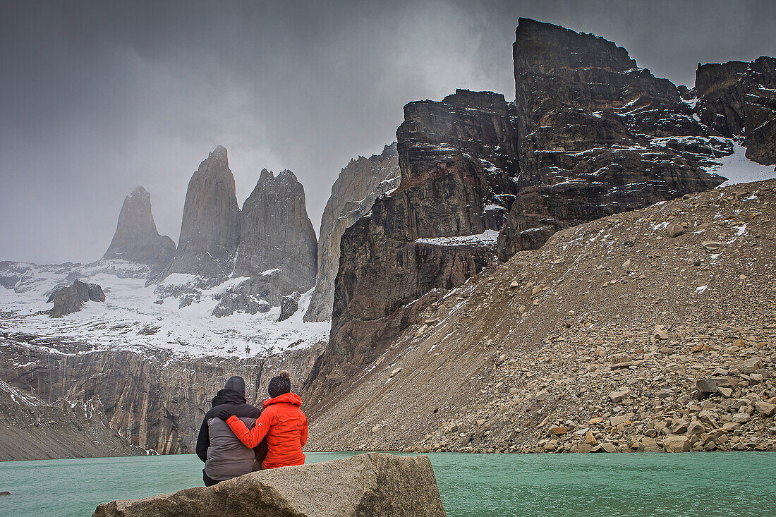 Wanderer, Mirador Base Las Torres. Sie können die beeindruckenden Torres del Paine sehen, Torres del Paine Nationalpark, Patagonien, Chile