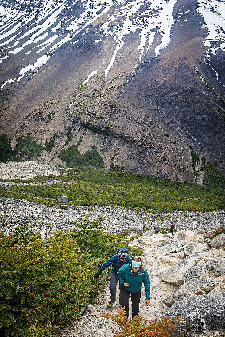 Wanderer beim Aufstieg auf die Moräne des Mirador Base Torres, Torres del Paine Nationalpark, Patagonien, Chile