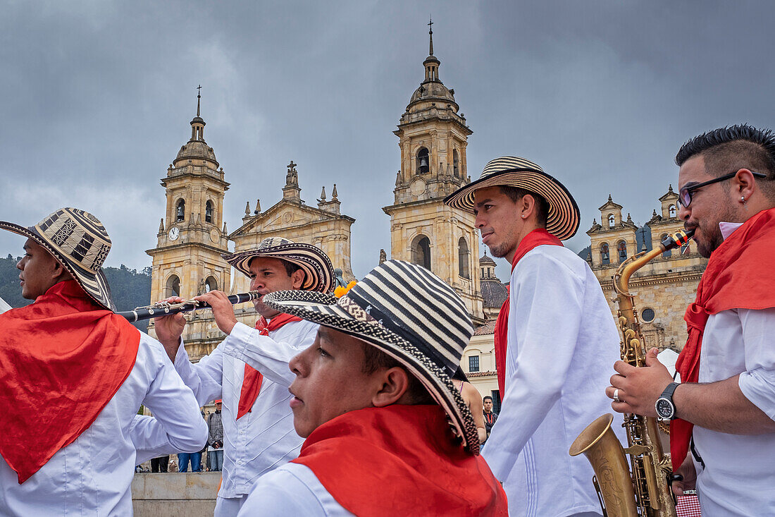 Musikanten in Tracht, auf dem Bolivar-Platz, Bogotá, Kolumbien