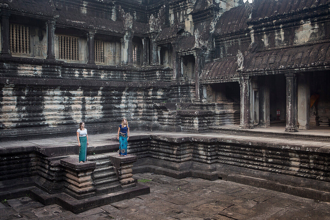 Touristen, im Inneren von Angkor Wat, Siem Reap, Kambodscha
