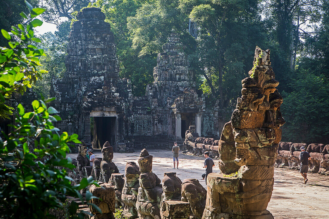 Brücke und Westtor des Zugangs zum Preah Khan Tempel, Archäologischer Park Angkor, Siem Reap, Kambodscha