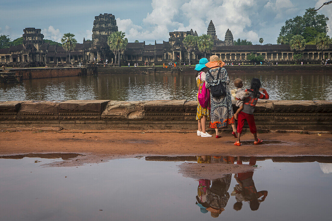Touristen, Angkor Wat und sein Wassergraben, Siem Reap, Kambodscha