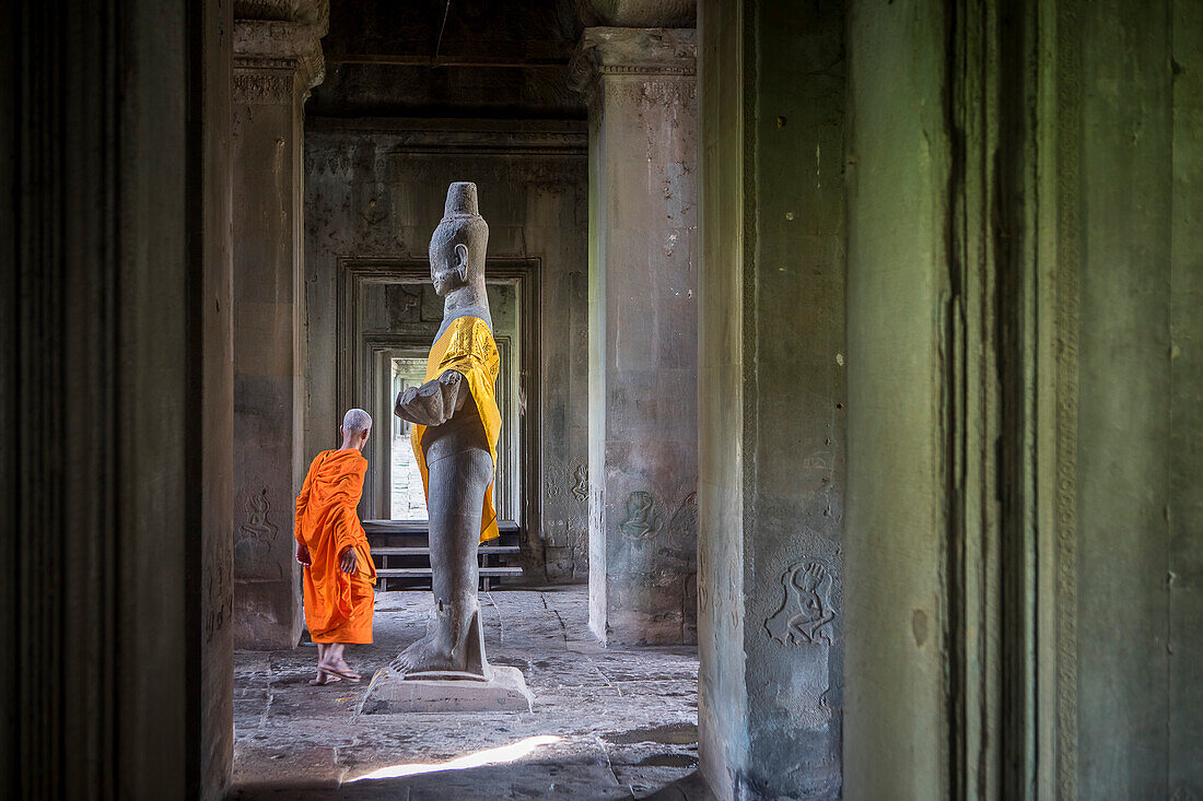 Mönch und Buddha-Statue, in Angkor Wat, Siem Reap, Kambodscha
