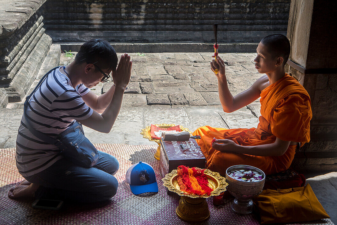 Mönch segnet einen Mann, in Angkor Wat, Siem Reap, Kambodscha