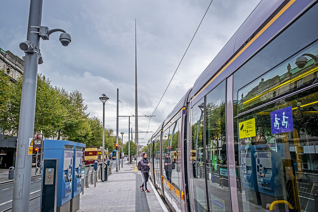 Straßenbahn in der O'Connell Street, im Hintergrund Spire of Dublin, auch als Monument of Light bekannt, von Ian Ritchie Architects, Dublin, Irland