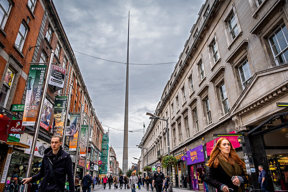 Henry Street, im Hintergrund Spire of Dublin, auch Monument of Light genannt, von Ian Ritchie Architects, Dublin, Irland