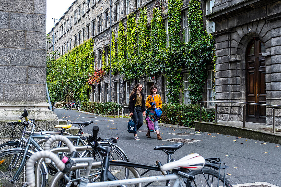 Gasse, im Trinity College, Dublin, Irland