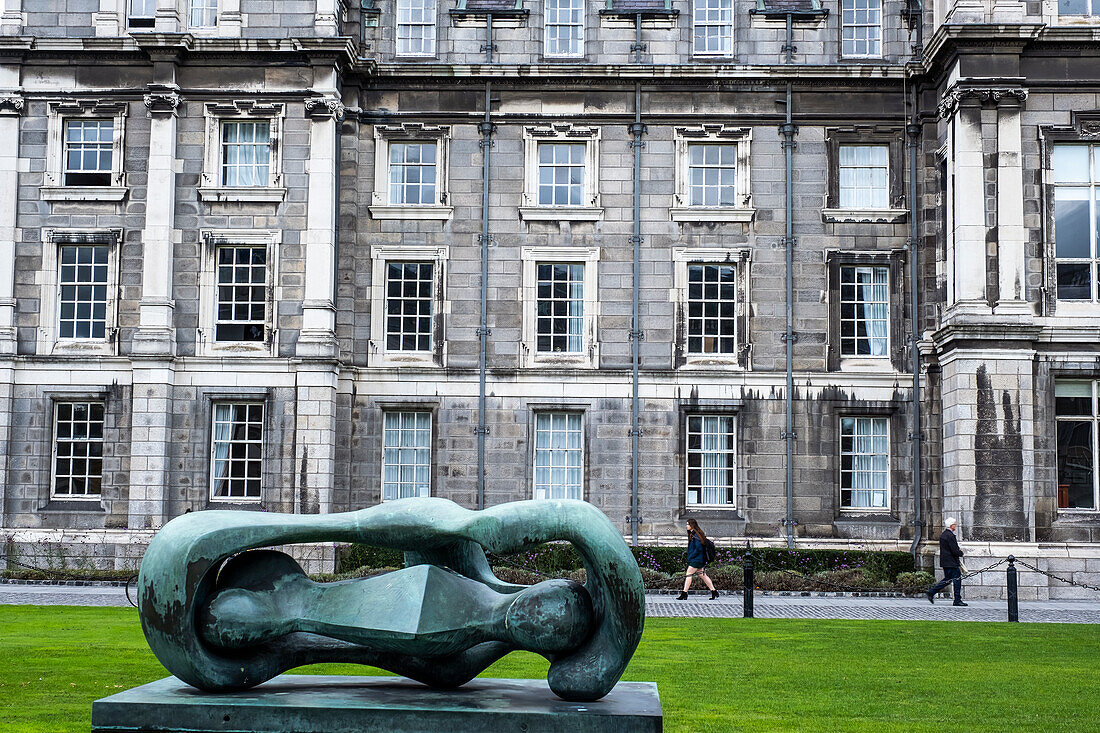Skulptur "Reclining Connected Form" von Henry Moore, Library Square, im Trinity College, Dublin, Irland