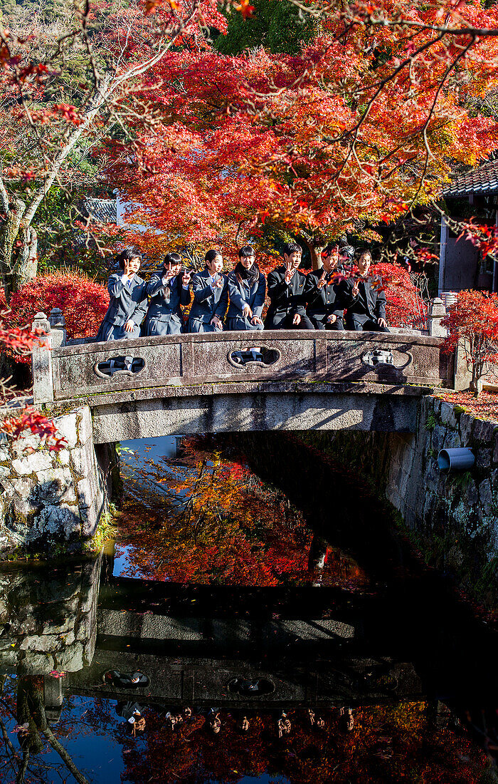 Students, in Kiyomizu-dera temple, Kyoto. Kansai, Japan.