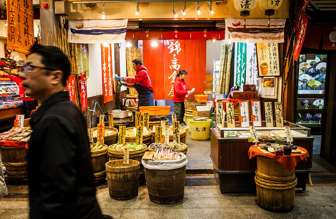 Geschäft für Essiggurken auf dem Nishiki Food Market, Kyoto, Japan