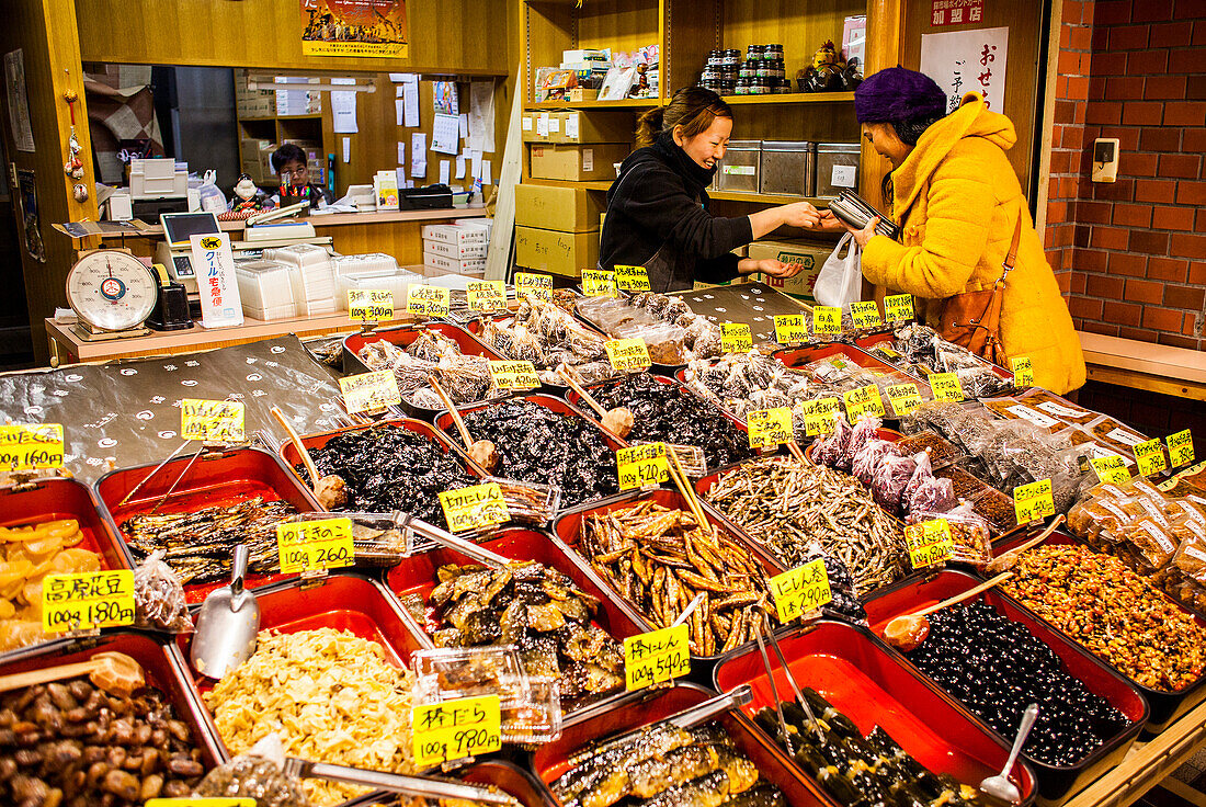 Geschäft für getrockneten Fisch auf dem Nishiki Food Market, Kyoto, Japan