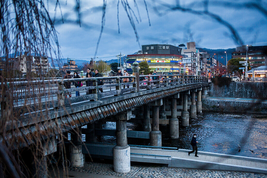 Kamo-Fluss und Brücke in Sanjo-Ohashi, Pontocho, Kyoto, Japan