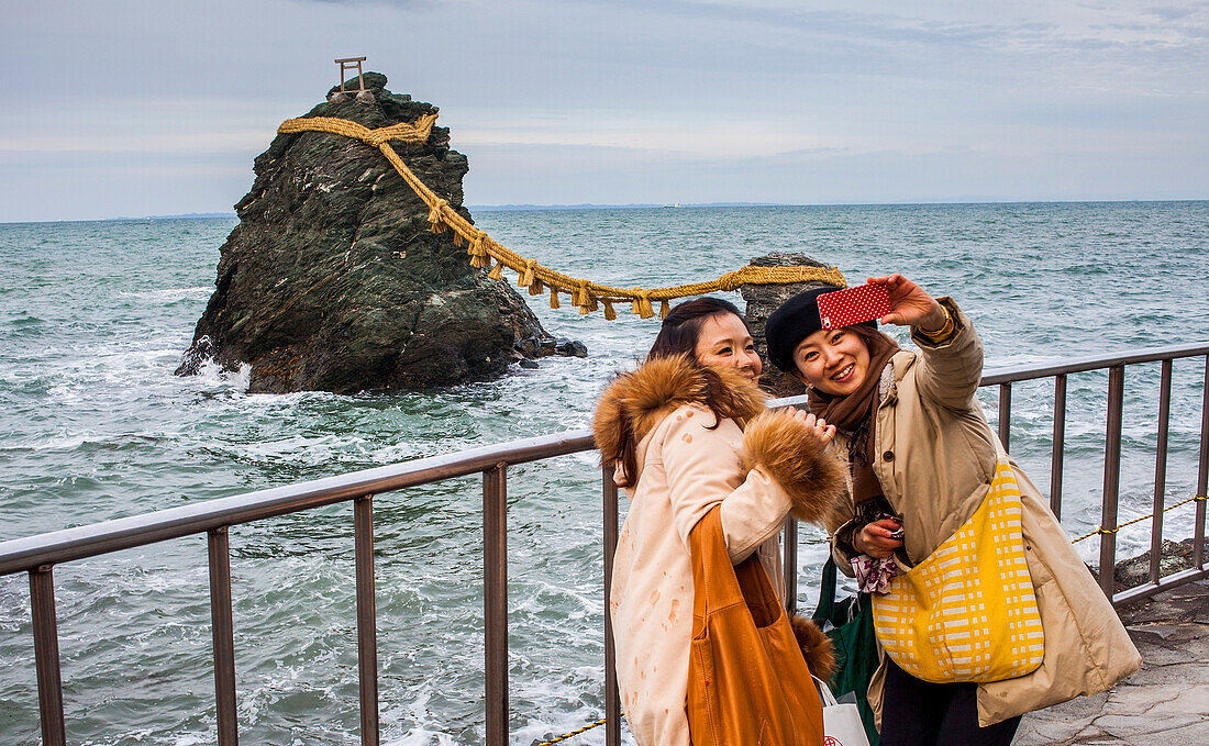 Touristen, Meoto-Iwa, Wedded Rocks vor der Küste des Futamigaura Beach, Futami Town in der Präfektur Mie, Japan.