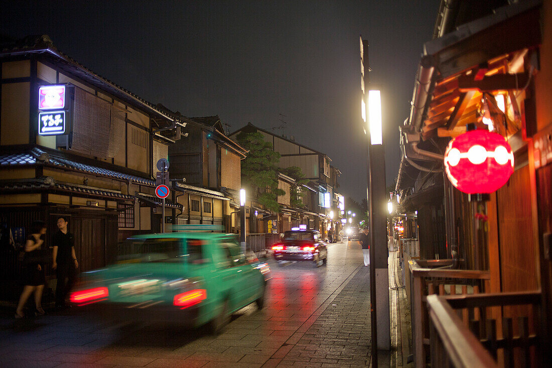 Straßenszene in der Hanamikoji dori Straße.Geisha-Viertel von Gion.Kyoto. Kansai, Japan.