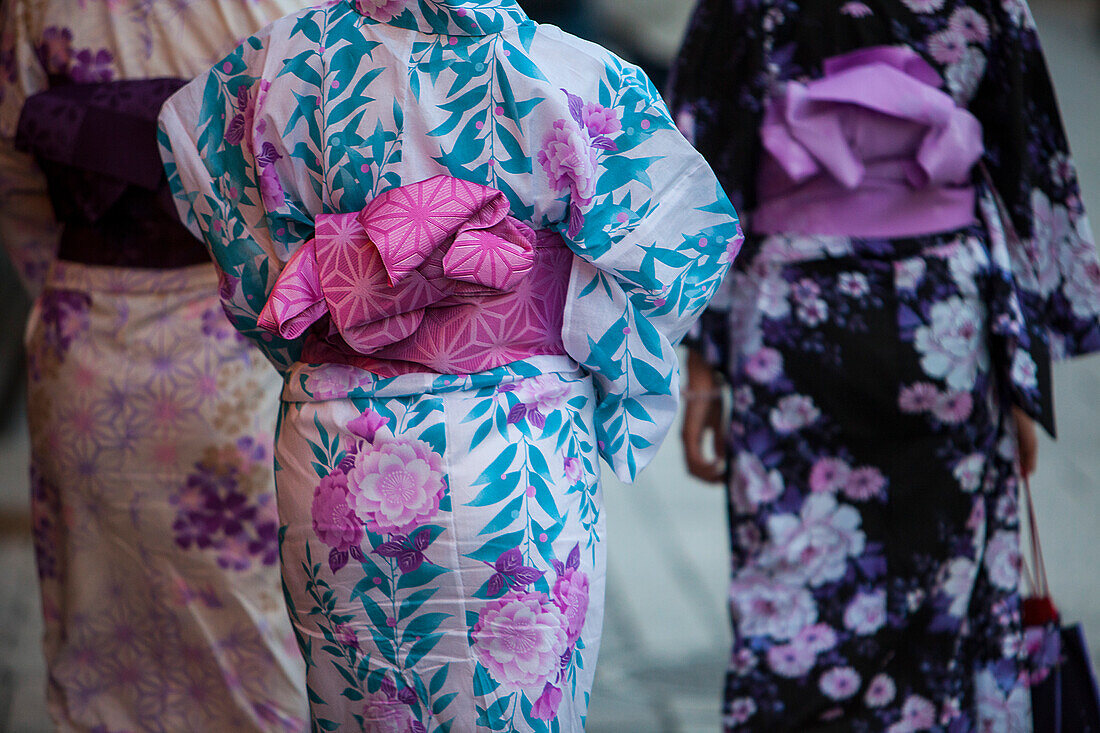 Frauen im Kimono.Straßenszene in der Hanamikoji dori Straße.Geisha-Viertel von Gion.Kyoto. Kansai, Japan.