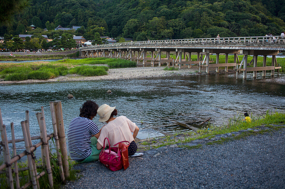 Togetsu-Brücke und Katsura-Fluss in Arashiyama, Sagano-Gebiet, Kyoto. Kansai, Japan.