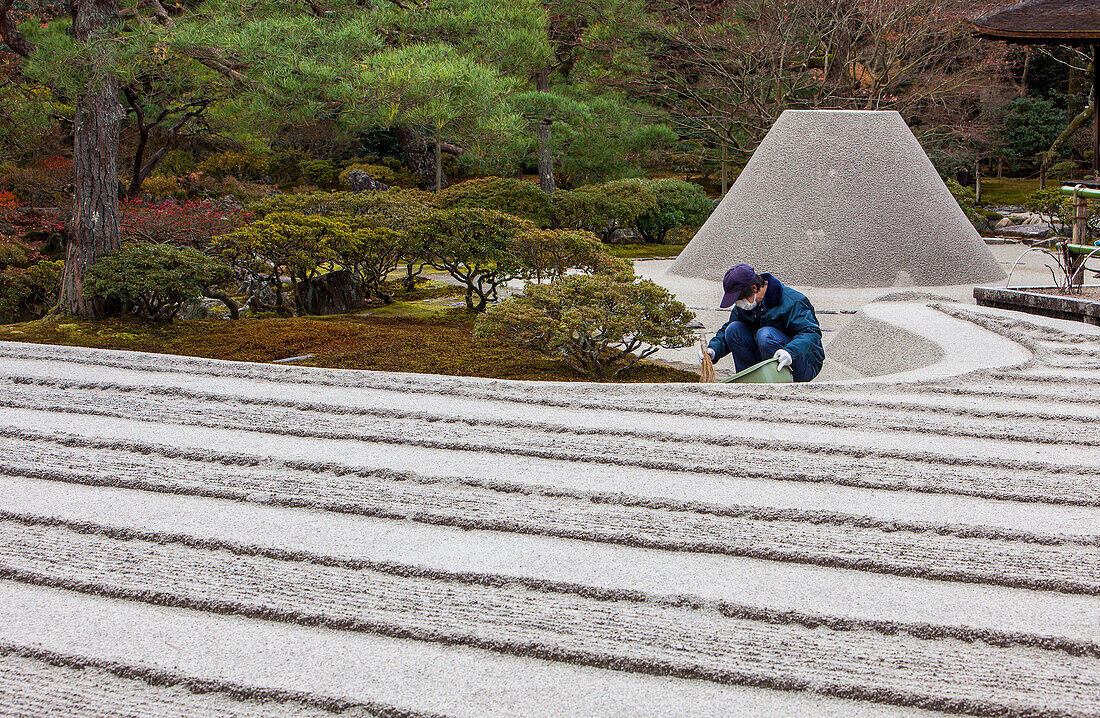 Gärtner bei der Arbeit, Zen-Garten, der den Berg Fuji und das Meer symbolisiert, im Ginkaku ji-Tempel, Kyoto, Kansai, Japan