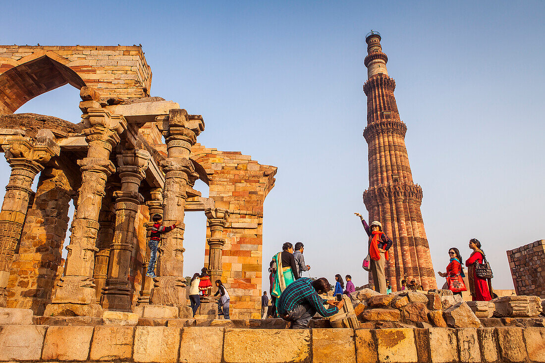 Touristen, im Qutub Minar-Komplex, Delhi, Indien
