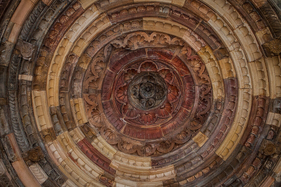 Innenseite einer Kuppel in den Arkaden nahe dem großen Minarett, Qutub Minar-Komplex, Delhi, Indien