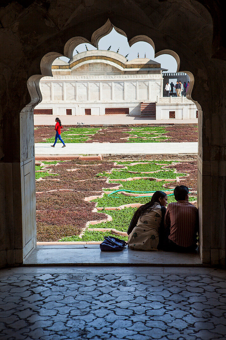 Paar, im Anguri Bagh (Traubengarten), im Agra Fort, UNESCO-Welterbe, Agra, Indien