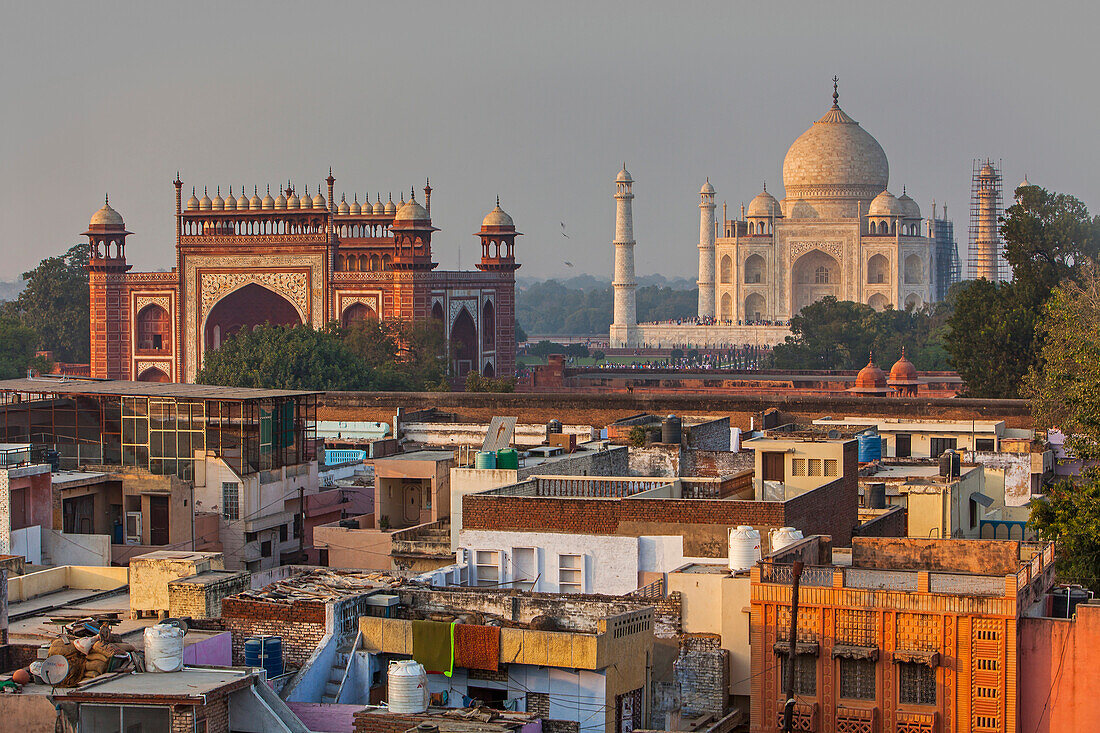 Taj Mahal und Dächer der Stadt, Agra, Indien