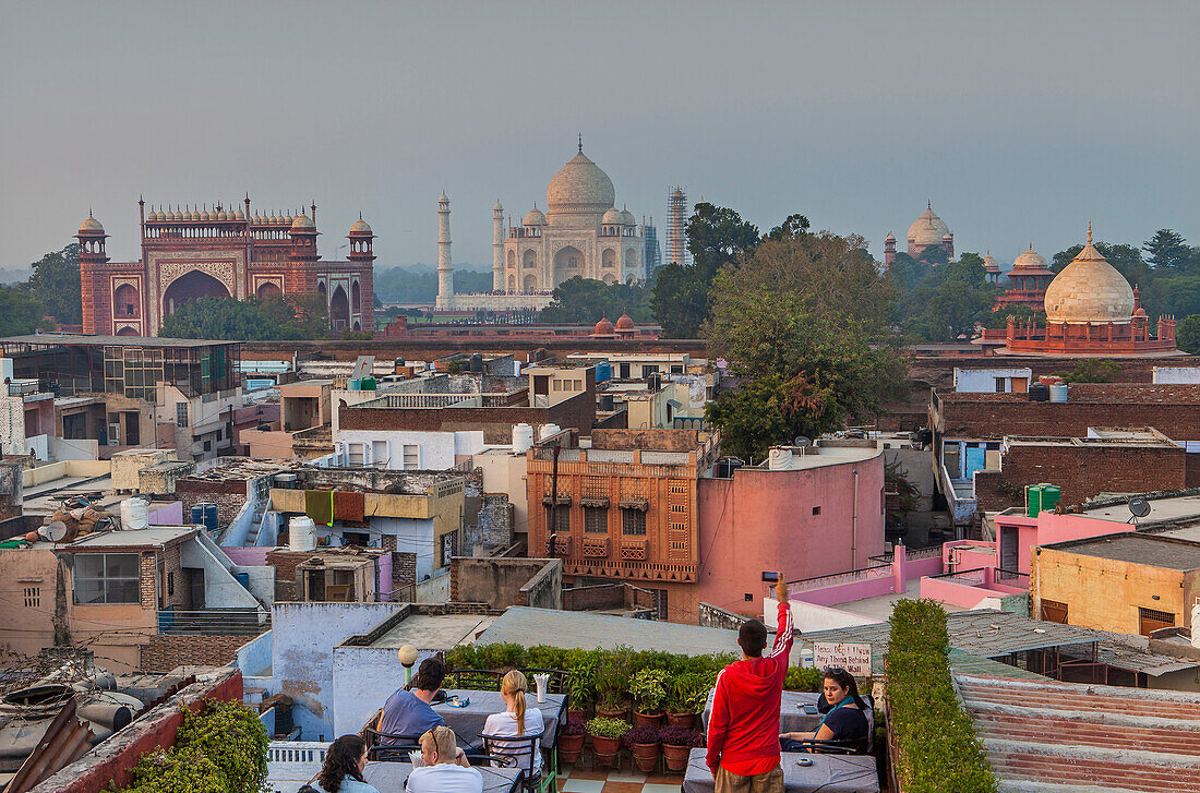 Taj Mahal und die Dächer der Stadt, Agra, Indien