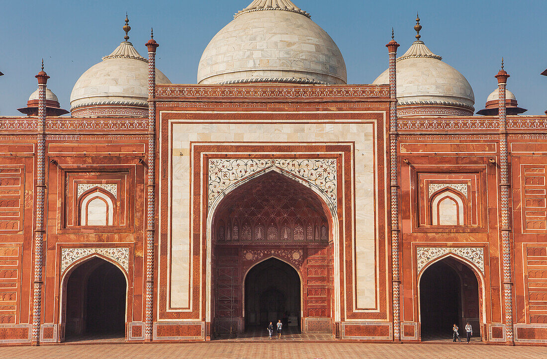 Moschee im Inneren des Taj Mahal-Komplexes, UNESCO-Welterbe, Agra, Uttar Pradesh, Indien