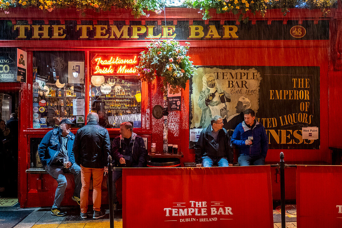 Fassade, The Temple Bar, ein traditionelles Pub im Vergnügungsviertel Temple Bar, Dublin, Irland.
