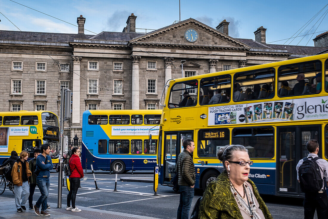 Straße College Green, im Hintergrund Trinity College, Dublin, Irland