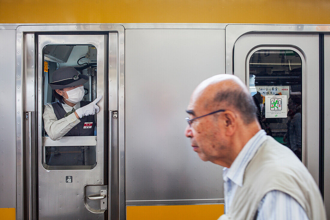 Zugführer.Shinjuku Bahnhof.Chuo Sobu Linie. Shinjuku, Tokio, Japan