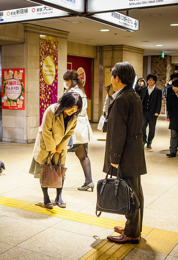 Freunde verabschieden sich am Shinjuku-Bahnhof, Tokio, Japan.