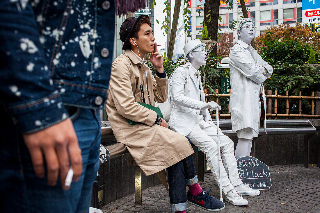 Straßenkünstler und junge Leute, Shibuya, Tokio, Japan.