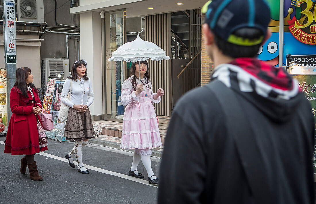 Männer, die sich wie Frauen kleiden, in Akihabara, Tokio