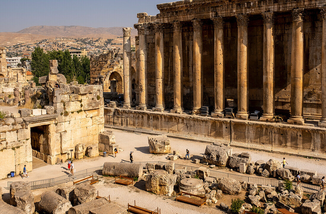 Rechts der Bacchus-Tempel und links ein Teil des großen Jupiter-Tempelhofs, Baalbeck, Bekaa-Tal, Libanon