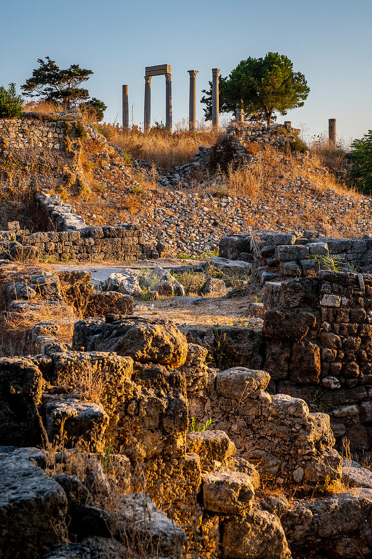 Römische Kolonnade auf dem Dach, Gesamtansicht der archäologischen Stätte, Byblos, Libanon