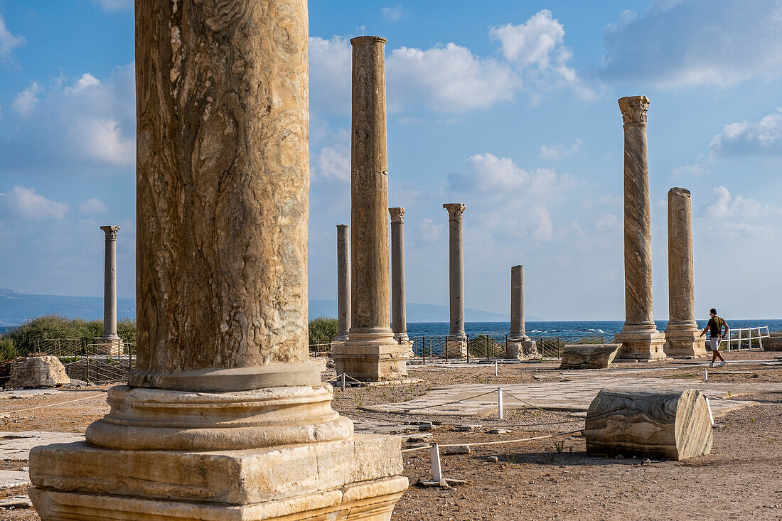 Mann, Tourist, archäologische Stätte Al-Mina, Tyrus (Sour), Libanon.