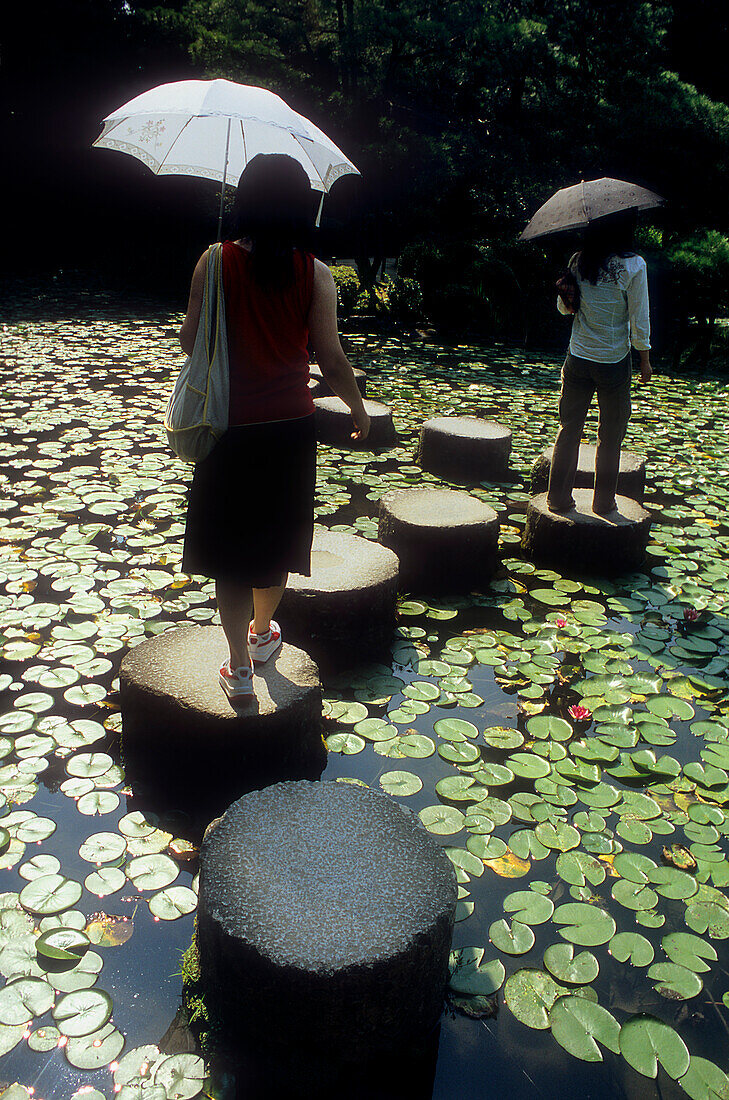 Touristen im Garten des Heian-Jingu-Heiligtums, Kyoto, Japan